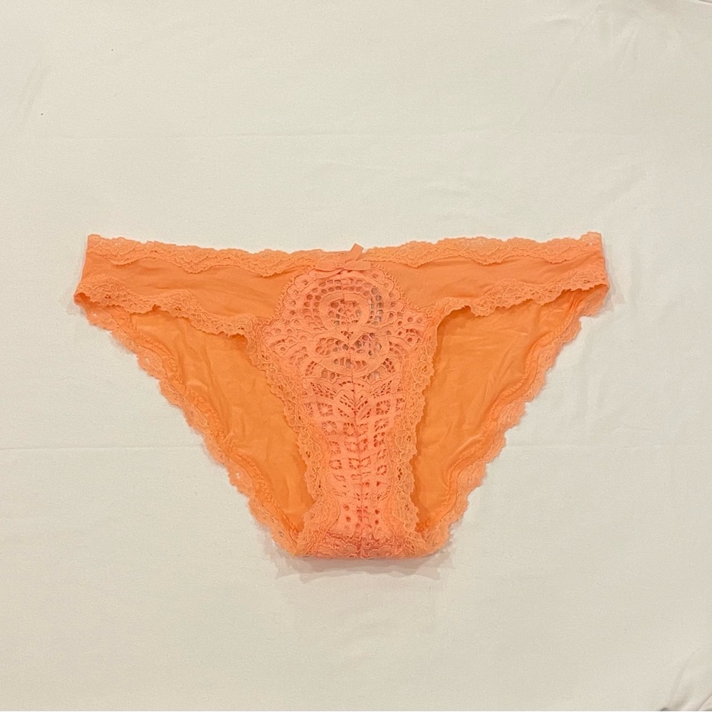 NEW WITH TAGS VICTORIA’S SECRET SIZES CHEEKY PANTY WITH CROTCH DESIGN